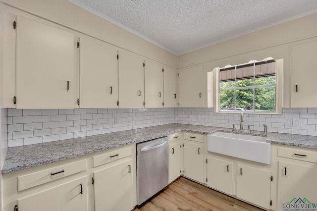 808 Meadowbrook Dr, Longview, TX 75601