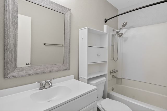 2505 Wedglea Drive 238, Dallas, TX 75211