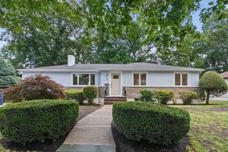 94 Selwyn Rd, Newton, MA 02461