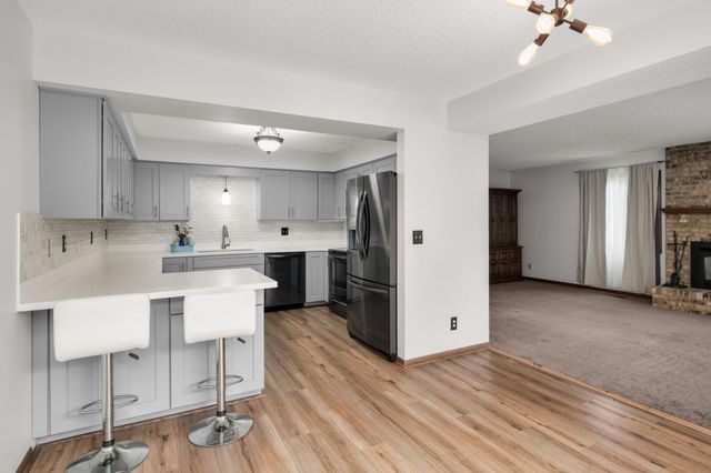 7111 Robinwood Bay, Woodbury, MN 55125