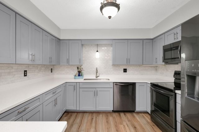 7111 Robinwood Bay, Woodbury, MN 55125