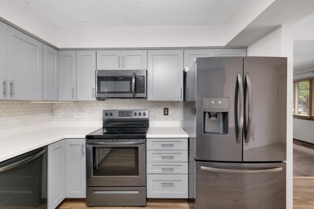 7111 Robinwood Bay, Woodbury, MN 55125