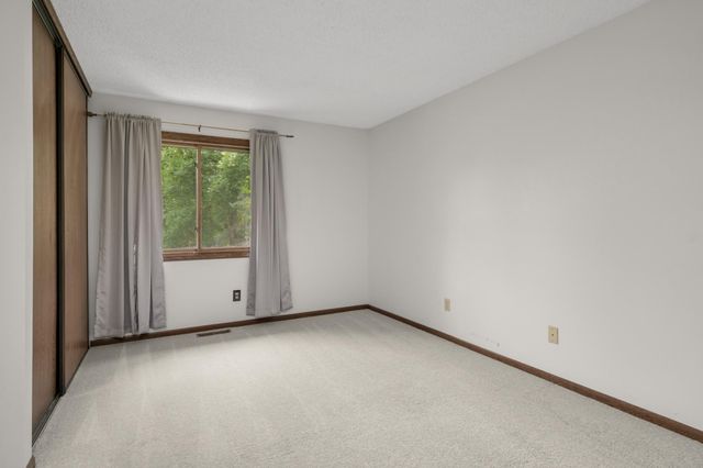 7111 Robinwood Bay, Woodbury, MN 55125
