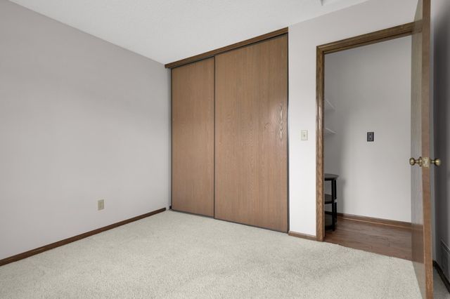 7111 Robinwood Bay, Woodbury, MN 55125