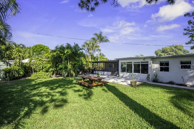 837 W Jasmine Dr, West Palm Beach, FL 33403