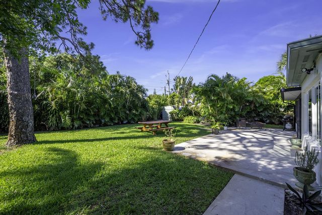 837 W Jasmine Dr, West Palm Beach, FL 33403