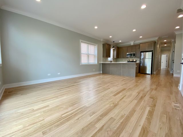 5667 W Higgins Avenue 2E, Chicago, IL 60630