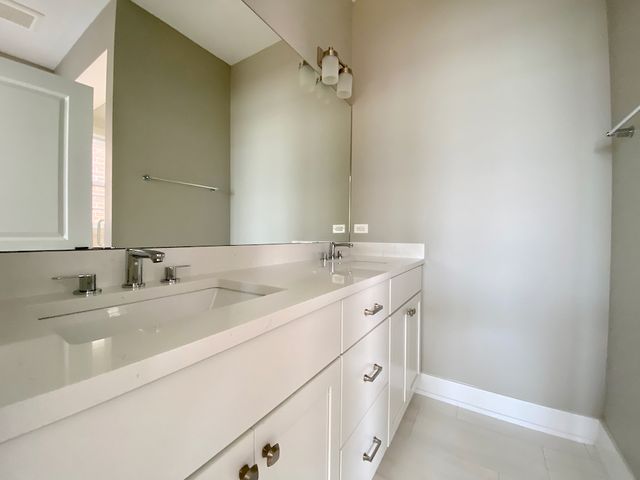 5667 W Higgins Avenue 2E, Chicago, IL 60630