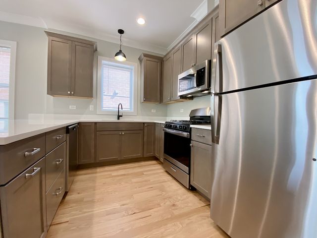 5667 W Higgins Avenue 2E, Chicago, IL 60630