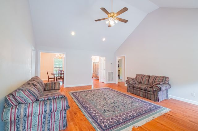 537 Big Oak Dr, Manchester, TN 37355