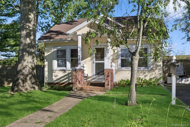 36 Lakeview Court, Ronkonkoma, NY 11779