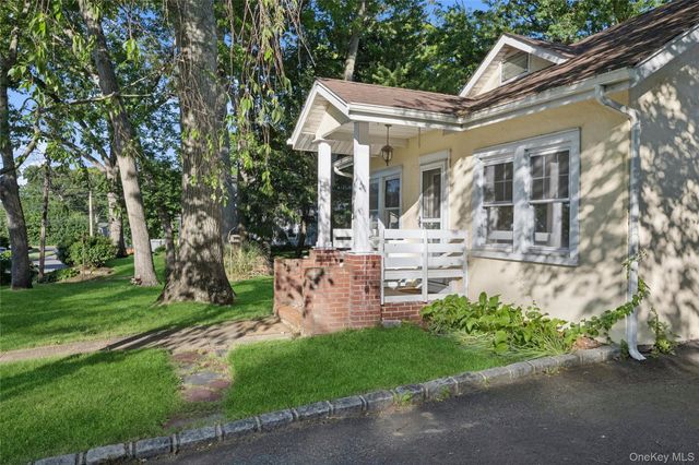 36 Lakeview Court, Ronkonkoma, NY 11779