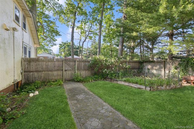 36 Lakeview Court, Ronkonkoma, NY 11779