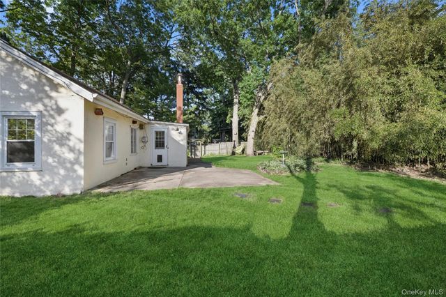 36 Lakeview Court, Ronkonkoma, NY 11779