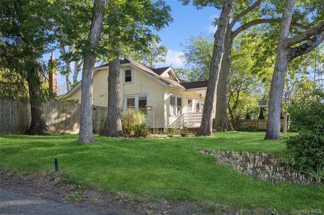 36 Lakeview Court, Ronkonkoma, NY 11779