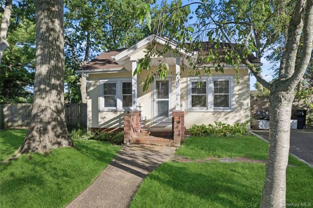 36 Lakeview Court, Ronkonkoma, NY 11779