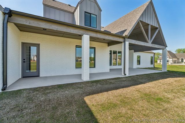 31411 E Two Socks Drive, Broken Arrow, OK 74014