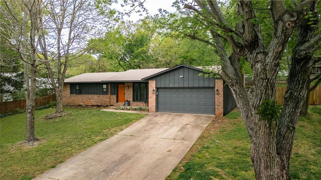 2225 N Mockingbird Lane, Fayetteville, AR 72703