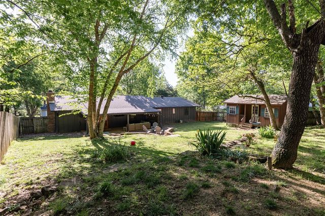 2225 N Mockingbird Lane, Fayetteville, AR 72703
