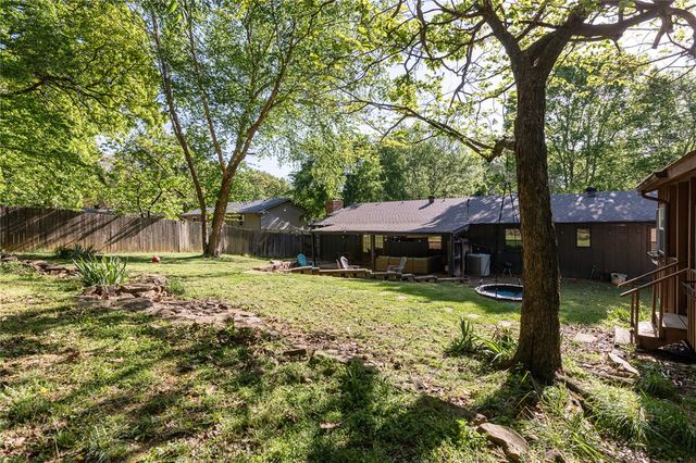 2225 N Mockingbird Lane, Fayetteville, AR 72703