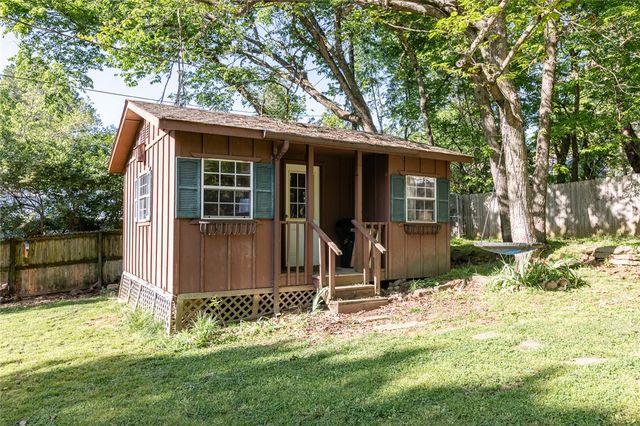 2225 N Mockingbird Lane, Fayetteville, AR 72703