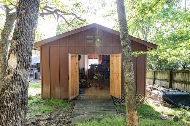 2225 N Mockingbird Lane, Fayetteville, AR 72703