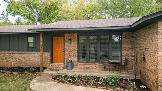 2225 N Mockingbird Lane, Fayetteville, AR 72703