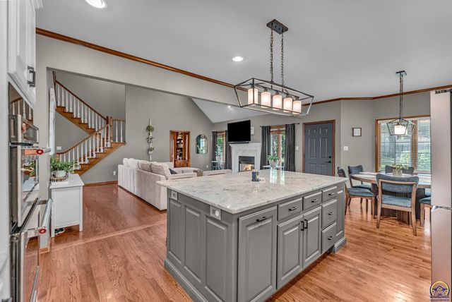 5737 SW Clarion LN, Topeka, KS 66610