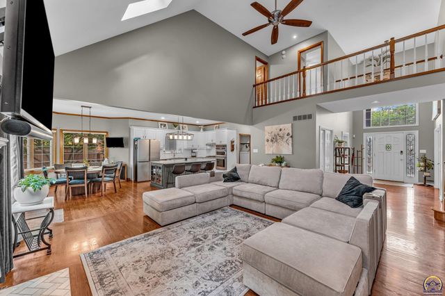 5737 SW Clarion LN, Topeka, KS 66610