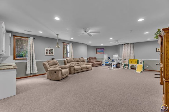 5737 SW Clarion LN, Topeka, KS 66610