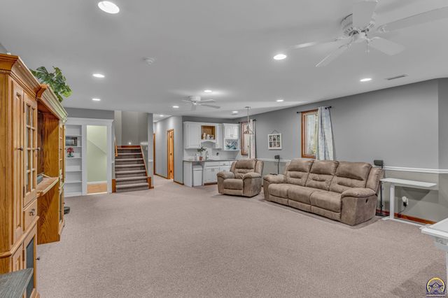 5737 SW Clarion LN, Topeka, KS 66610