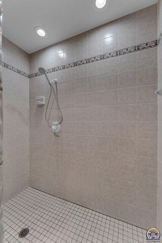 5737 SW Clarion LN, Topeka, KS 66610