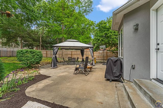 5737 SW Clarion LN, Topeka, KS 66610