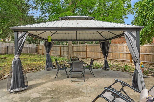 5737 SW Clarion LN, Topeka, KS 66610