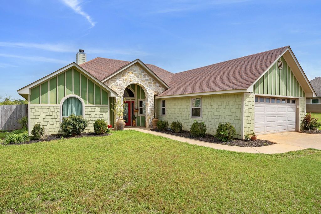 565 County Road 182 E, Overton, TX 75684