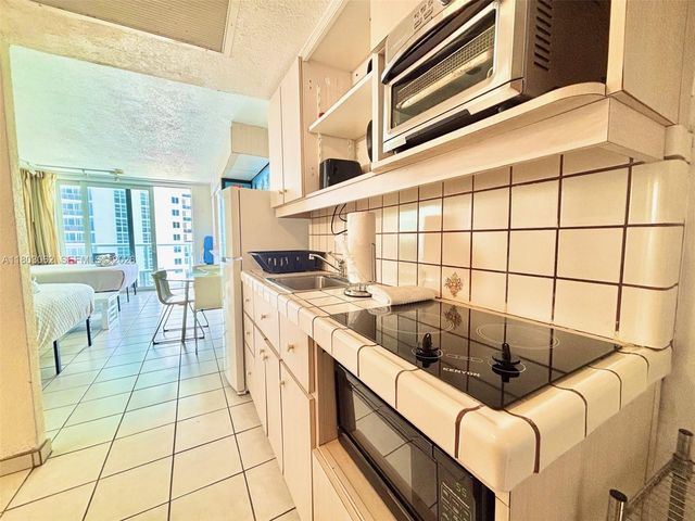 19201 Collins Avenue 606, Sunny Isles Beach, FL 33160