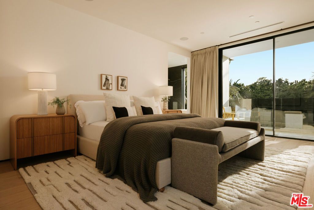 Image 10 of property listing at 515 N Harper Avenue, Los Angeles, CA 90048