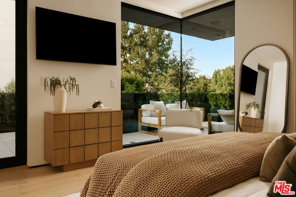 Image 15 of property listing at 515 N Harper Avenue, Los Angeles, CA 90048