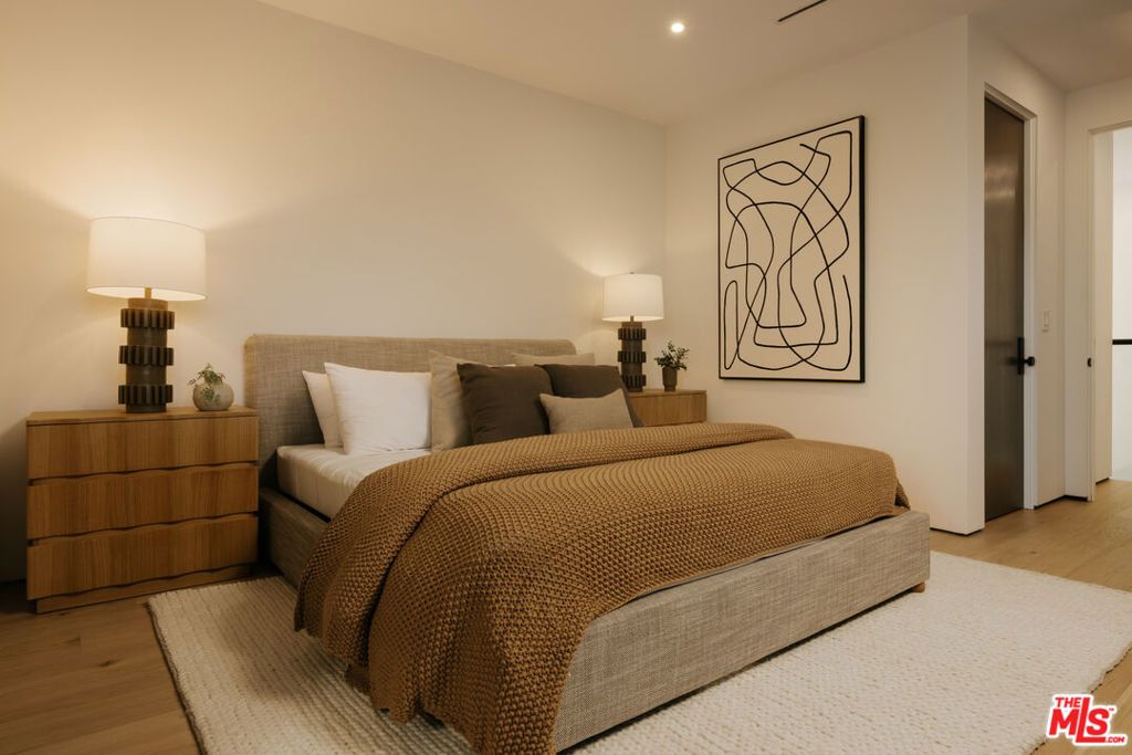 Image 16 of property listing at 515 N Harper Avenue, Los Angeles, CA 90048