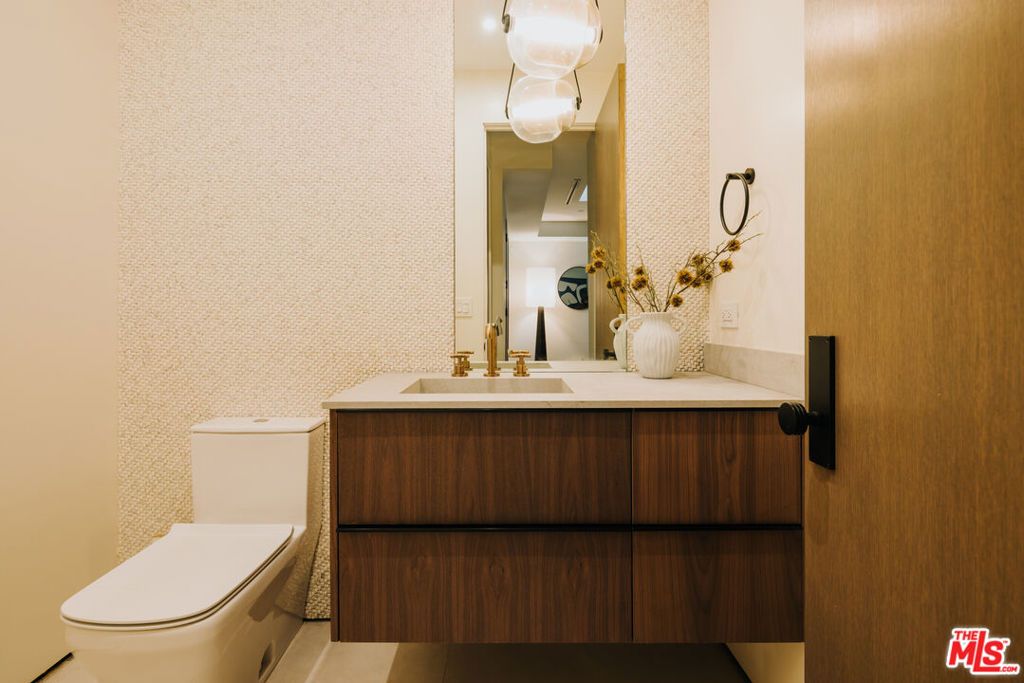 Image 17 of property listing at 515 N Harper Avenue, Los Angeles, CA 90048