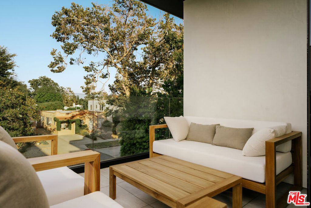 Image 18 of property listing at 515 N Harper Avenue, Los Angeles, CA 90048