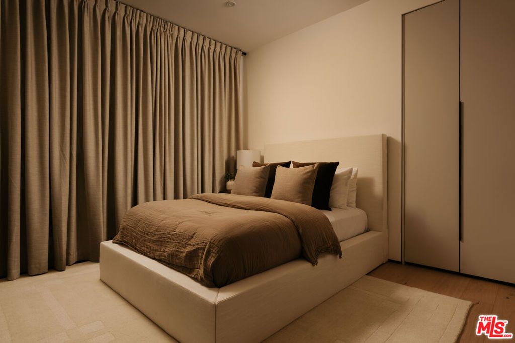Image 19 of property listing at 515 N Harper Avenue, Los Angeles, CA 90048
