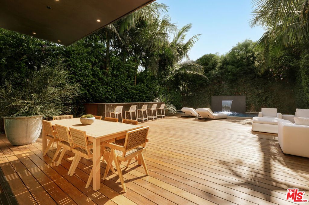 Image 2 of property listing at 515 N Harper Avenue, Los Angeles, CA 90048