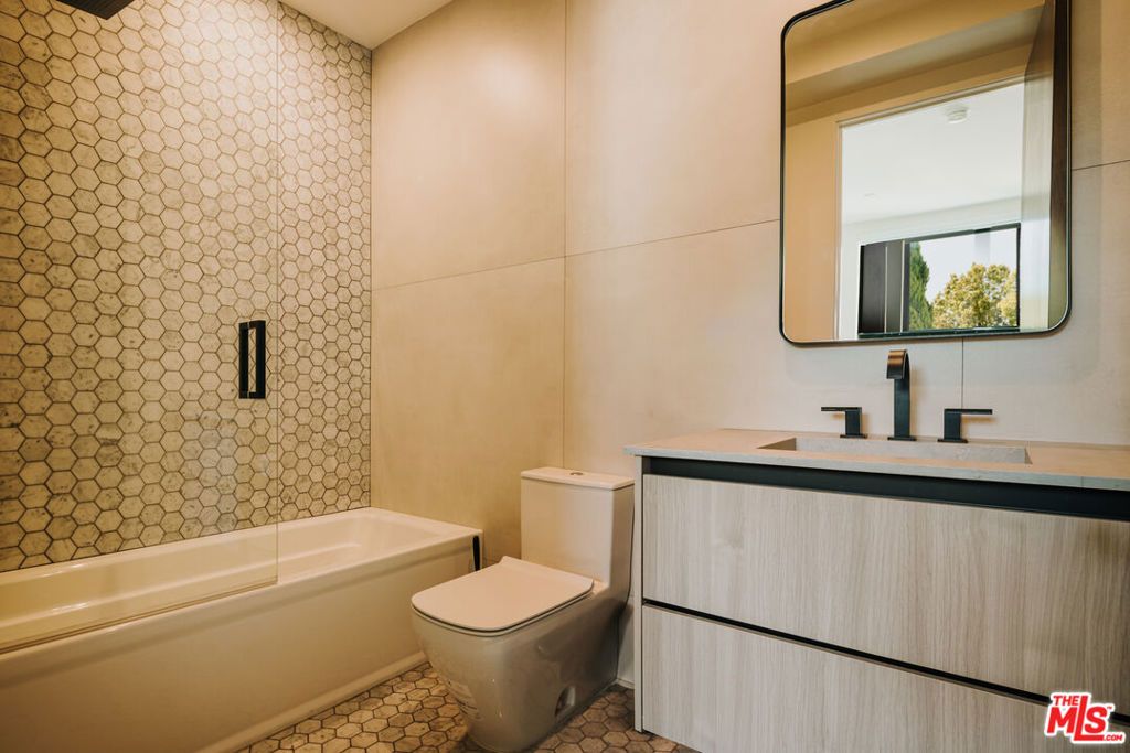 Image 20 of property listing at 515 N Harper Avenue, Los Angeles, CA 90048