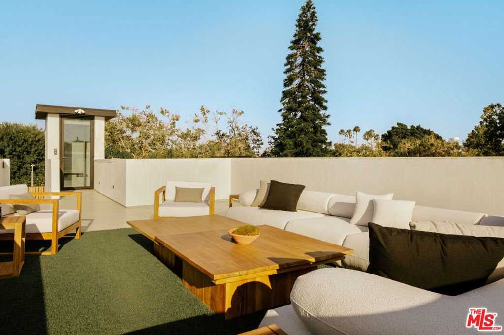 Image 23 of property listing at 515 N Harper Avenue, Los Angeles, CA 90048