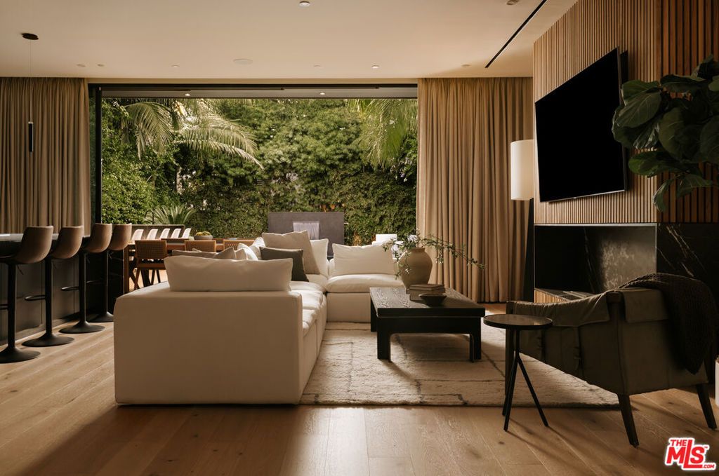 Image 4 of property listing at 515 N Harper Avenue, Los Angeles, CA 90048