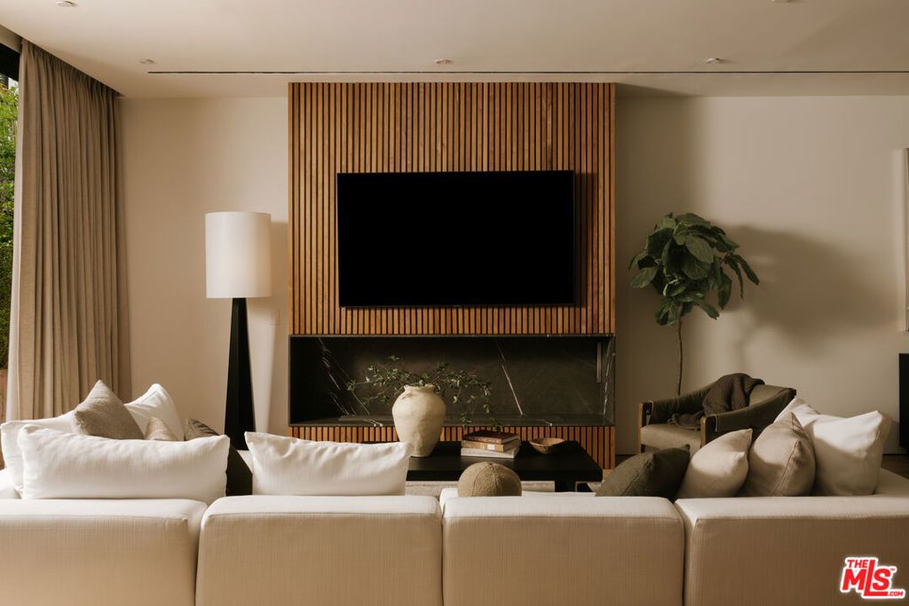 Image 5 of property listing at 515 N Harper Avenue, Los Angeles, CA 90048