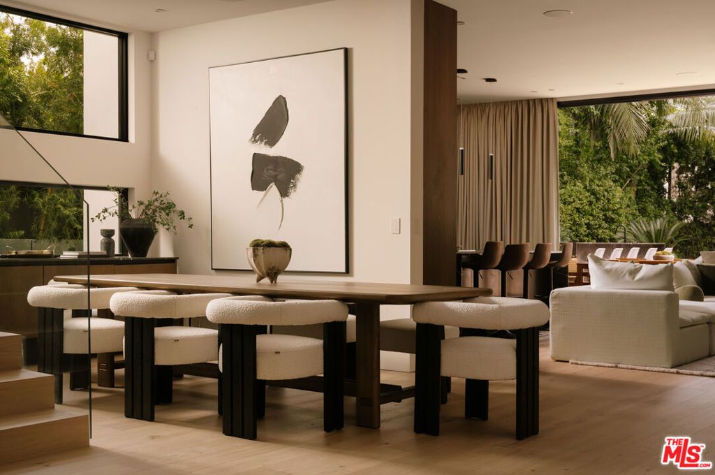 Image 8 of property listing at 515 N Harper Avenue, Los Angeles, CA 90048