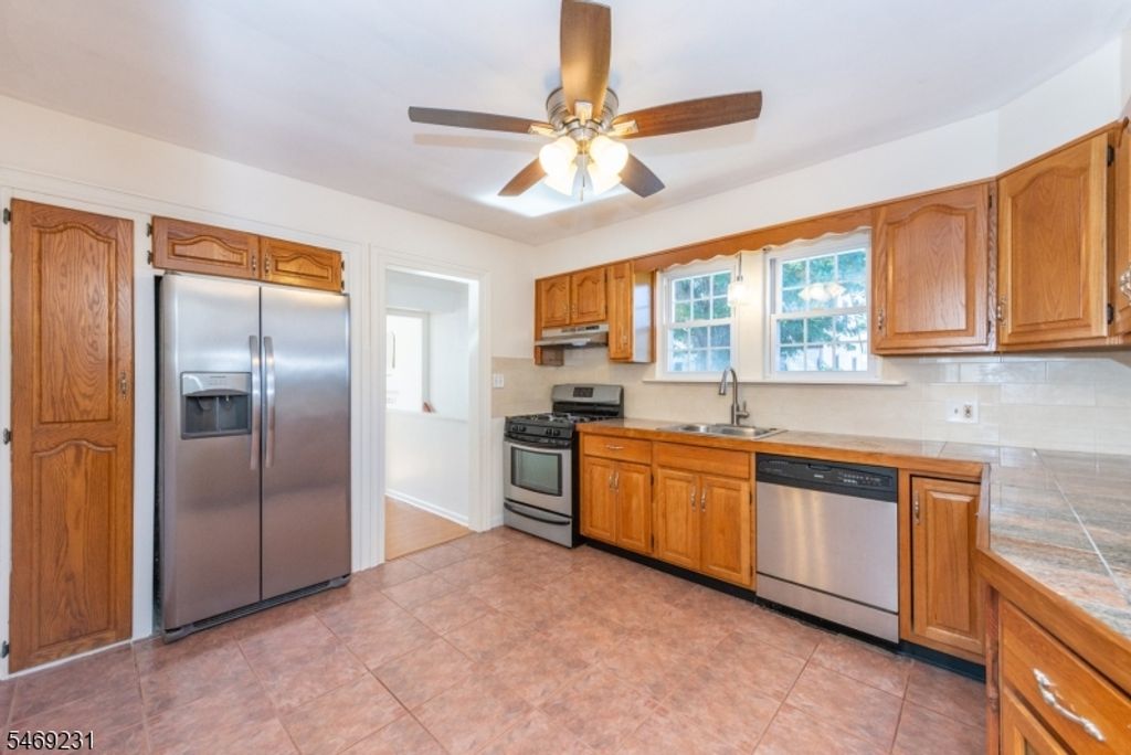 2307 Dewitt Ter, Linden City, NJ 07036 — photo 4