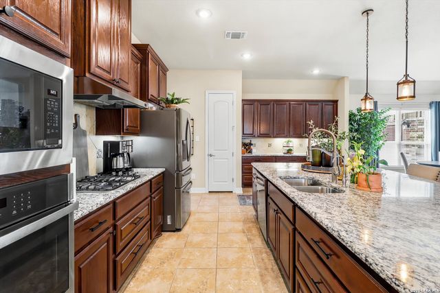 333 Cascade Trl, Castroville, TX 78009